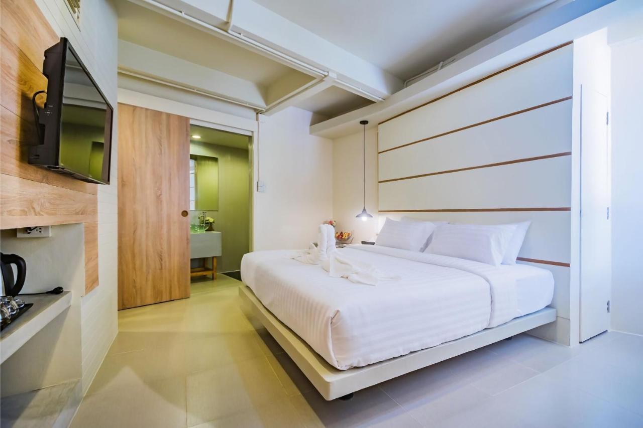 Hotel October Phuket Kültér fotó