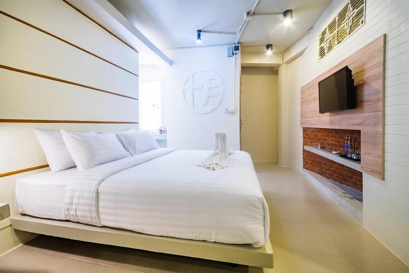 Hotel October Phuket Kültér fotó