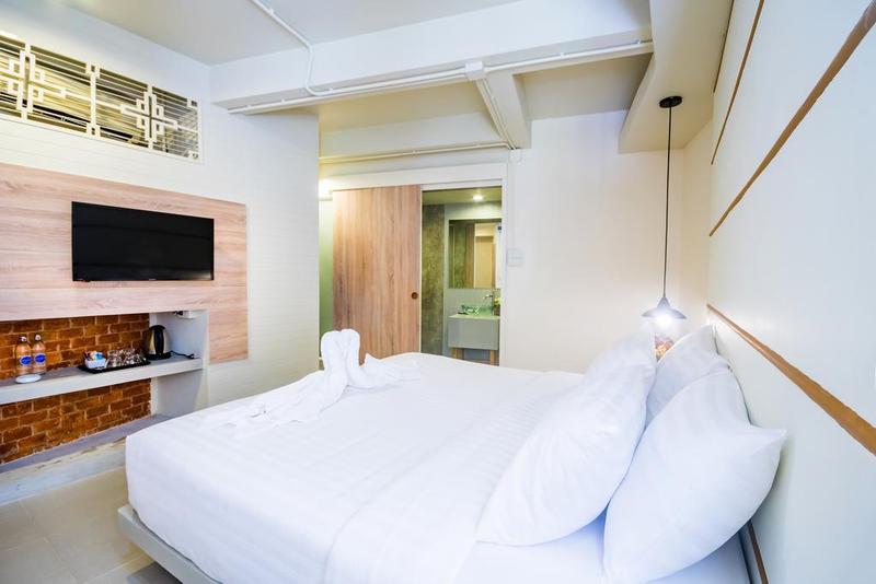 Hotel October Phuket Kültér fotó