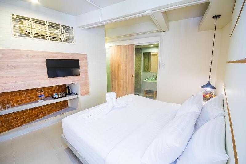 Hotel October Phuket Kültér fotó