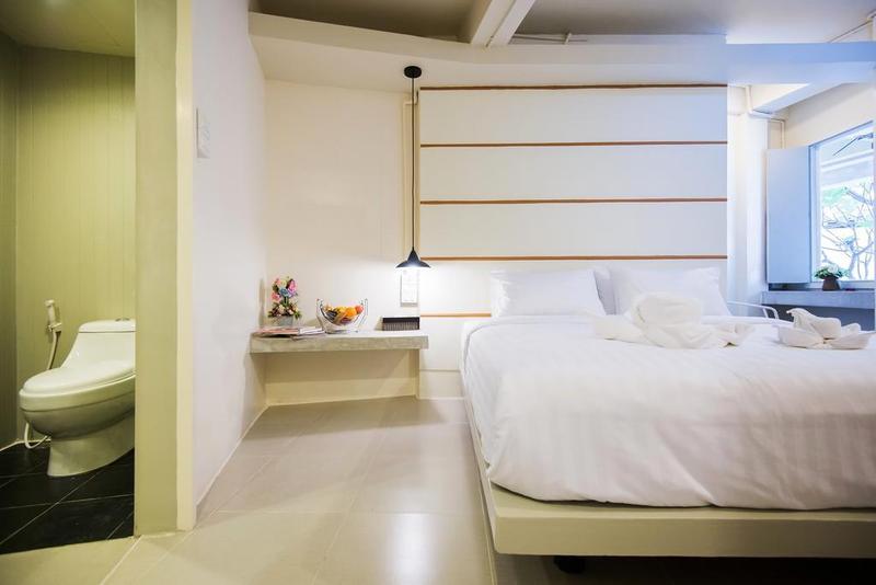Hotel October Phuket Kültér fotó