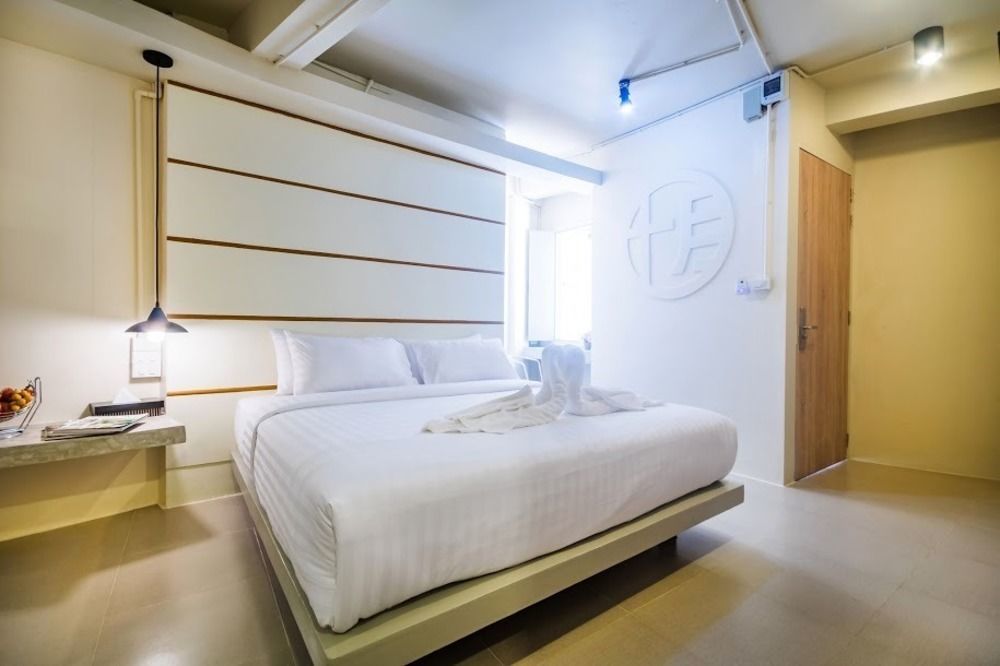 Hotel October Phuket Kültér fotó