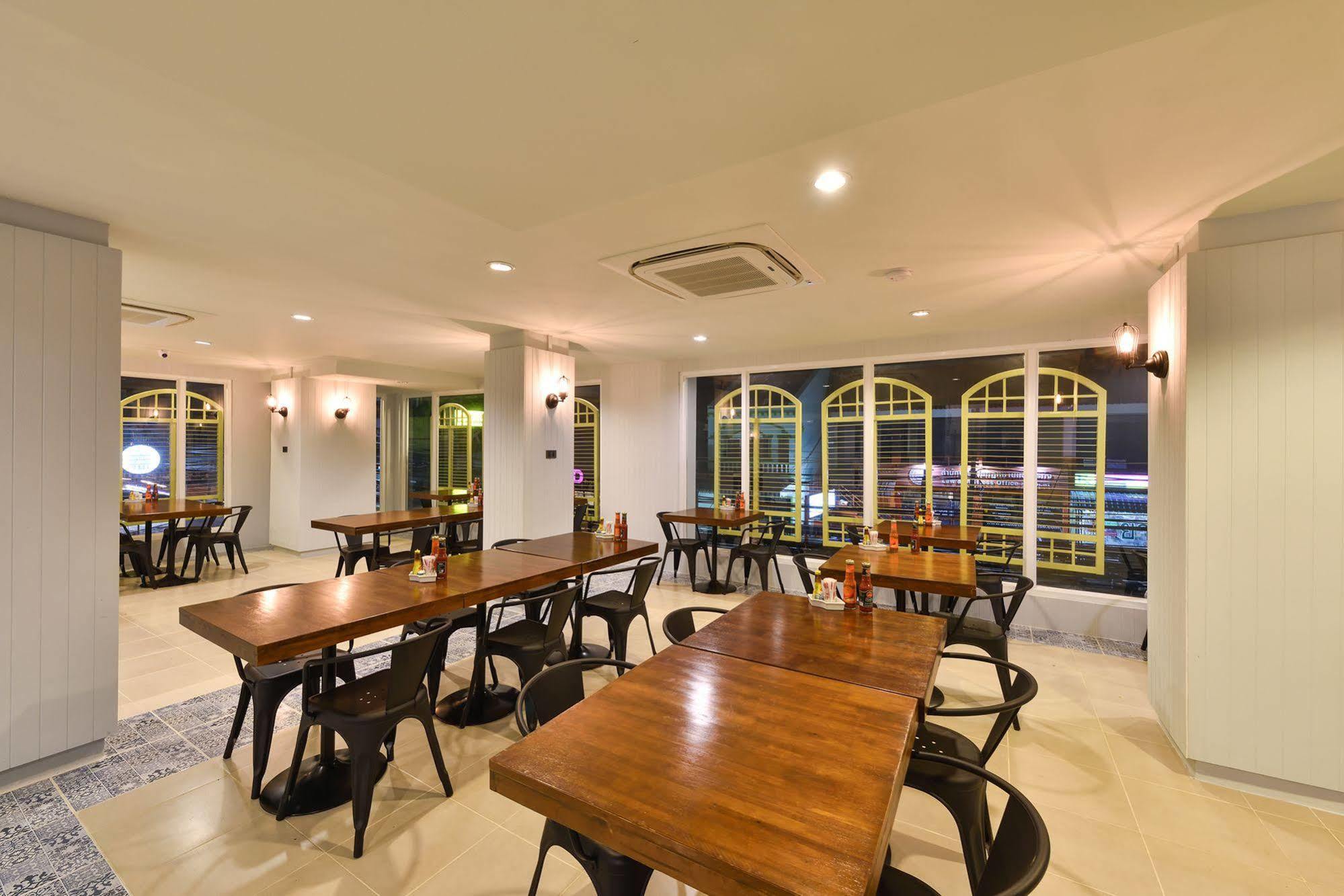 Hotel October Phuket Kültér fotó
