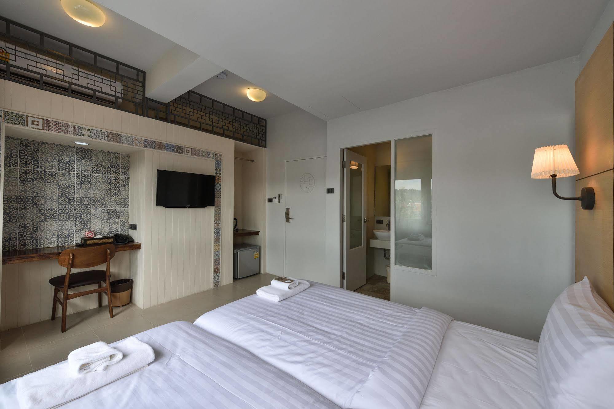 Hotel October Phuket Kültér fotó
