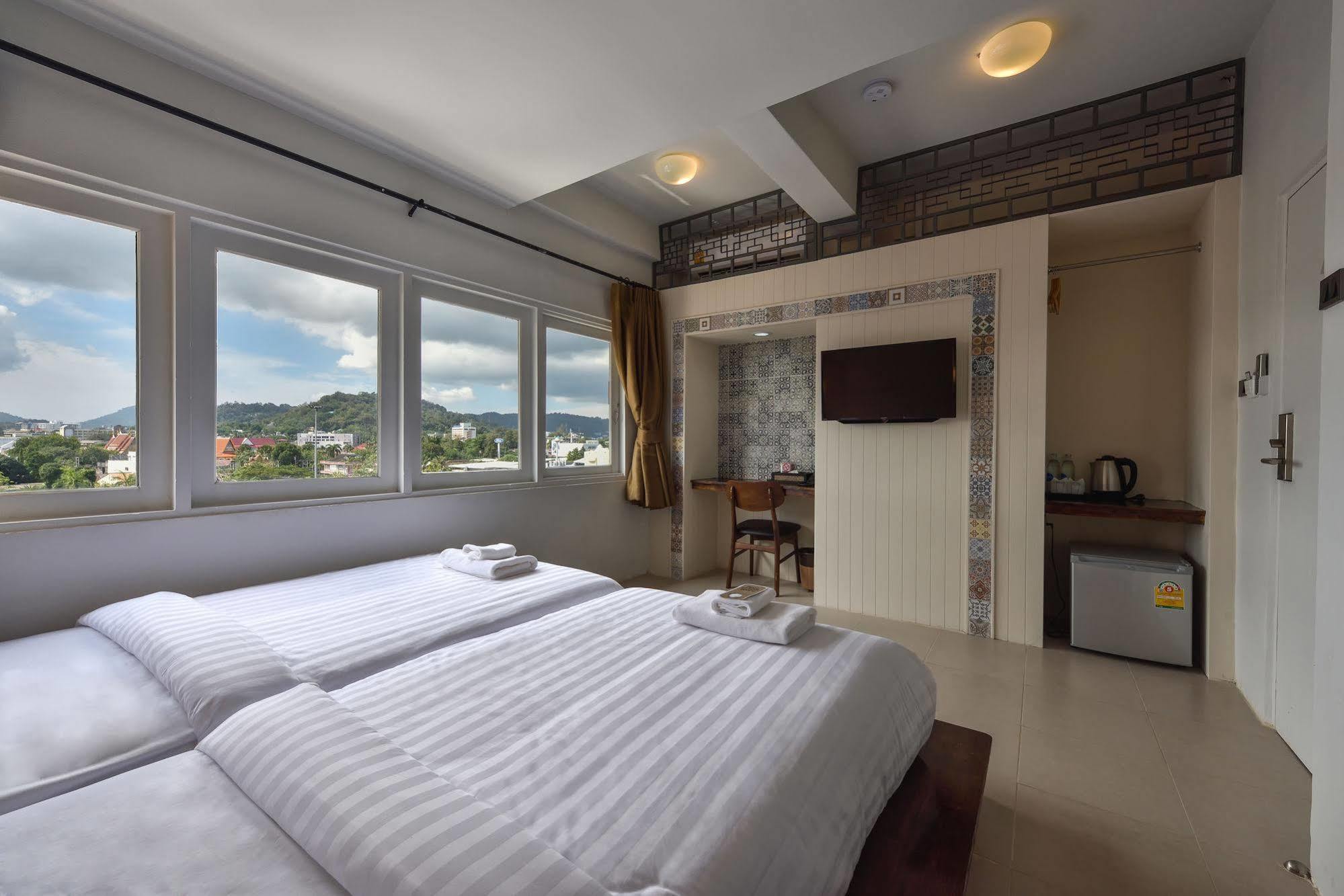 Hotel October Phuket Kültér fotó