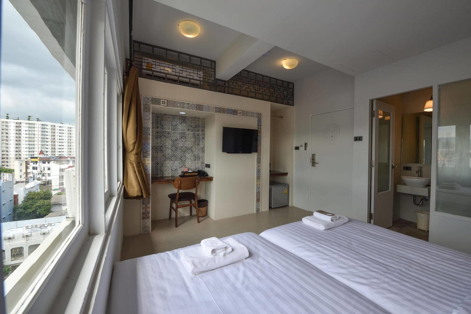 Hotel October Phuket Kültér fotó