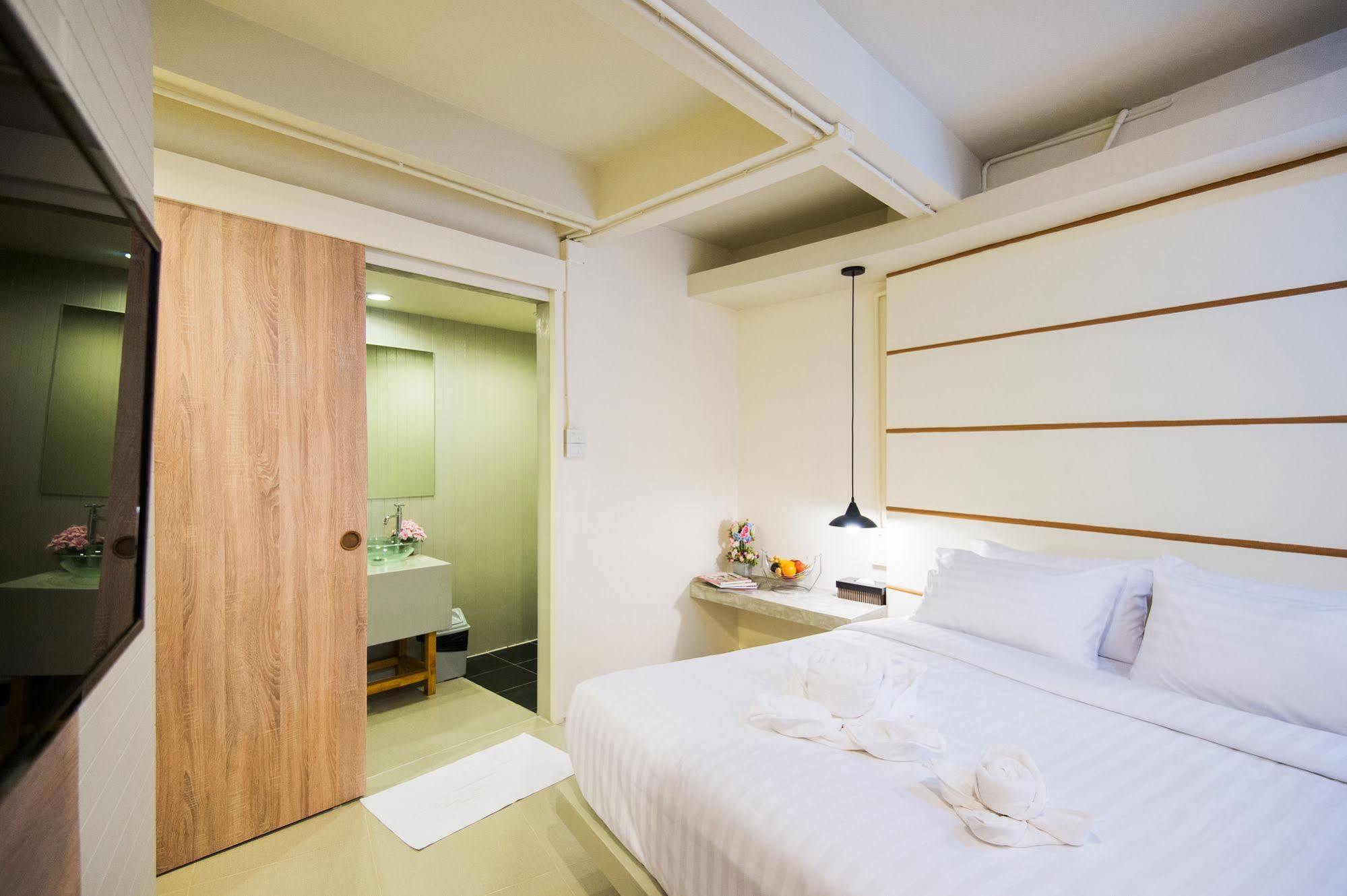 Hotel October Phuket Kültér fotó