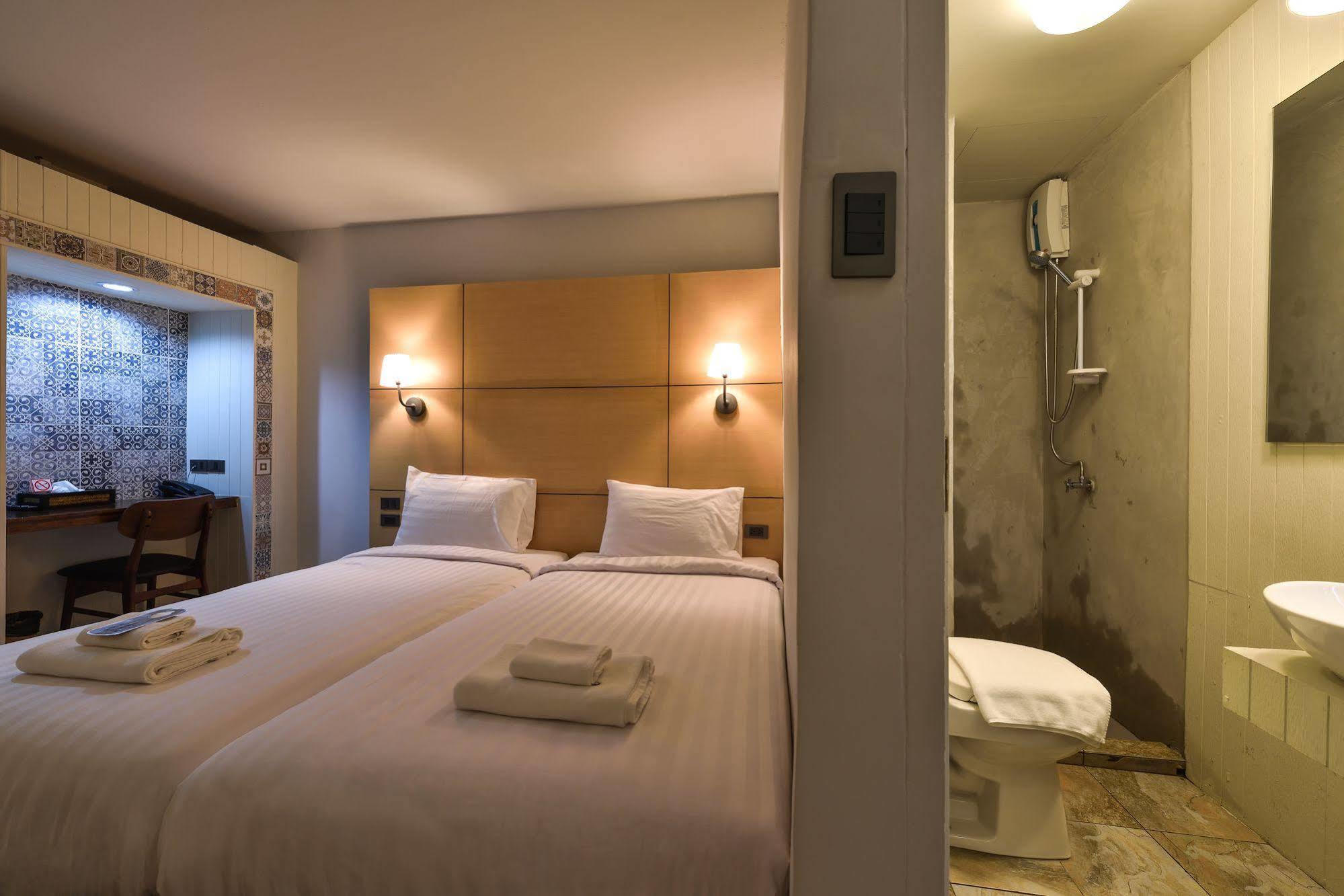 Hotel October Phuket Kültér fotó