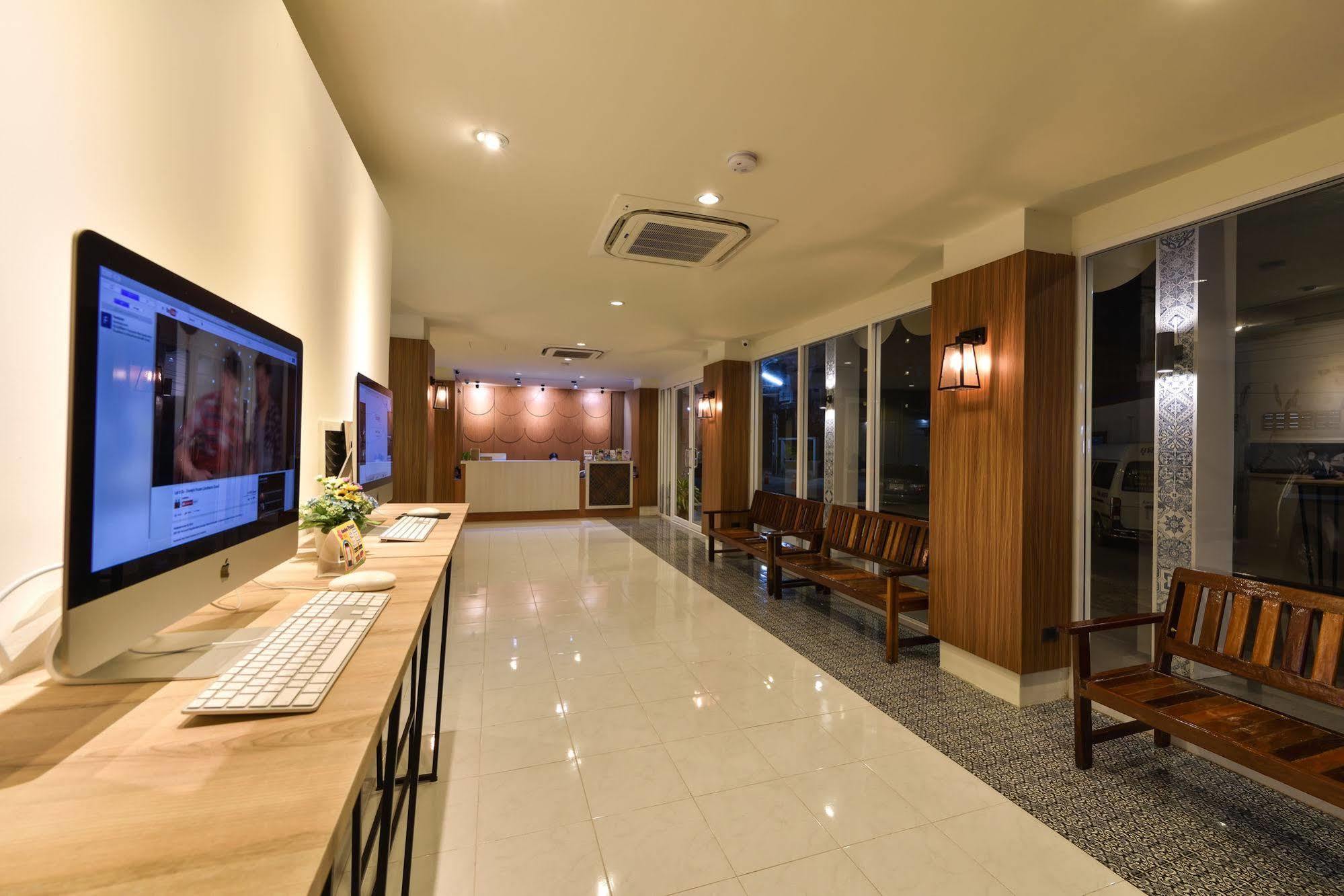 Hotel October Phuket Kültér fotó