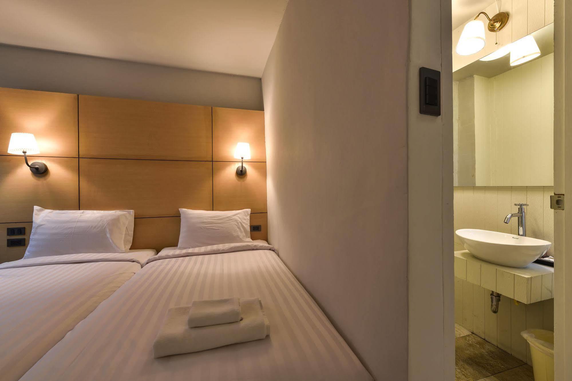 Hotel October Phuket Kültér fotó
