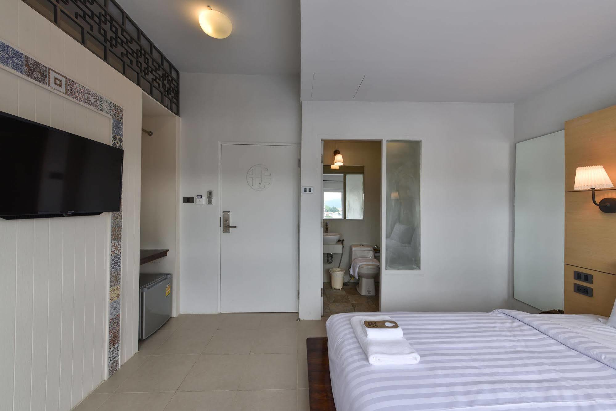 Hotel October Phuket Kültér fotó