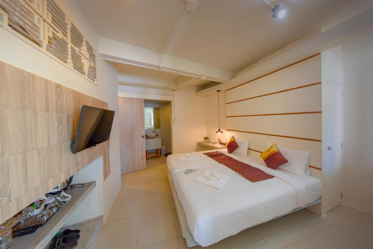Hotel October Phuket Kültér fotó