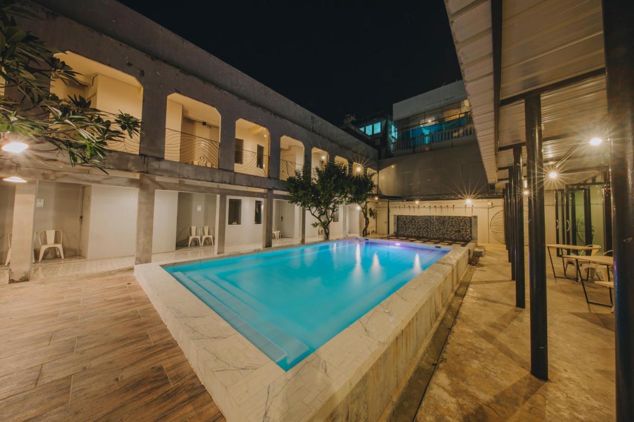 Hotel October Phuket Kültér fotó
