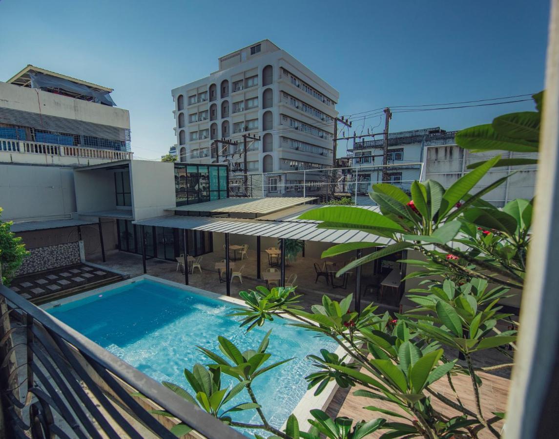 Hotel October Phuket Kültér fotó