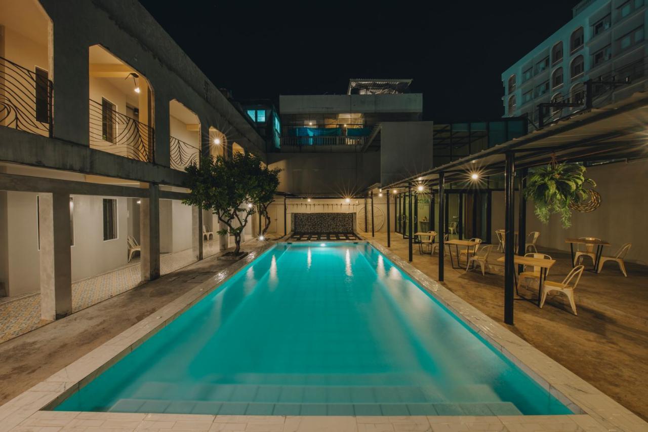 Hotel October Phuket Kültér fotó